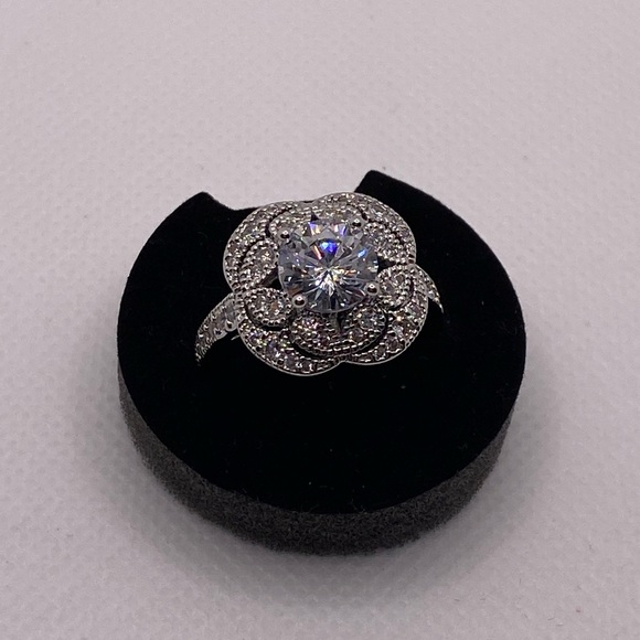 Vintage Inspired Zircon Ring - Picture 2 of 3